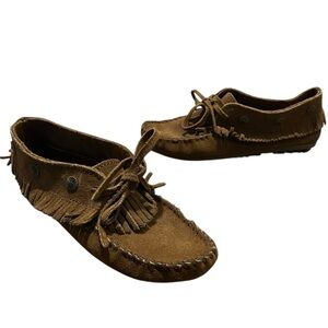 Minnetonka Women's Brown Leather Hardsole Moccasins 7 Fringe Coin Embellished